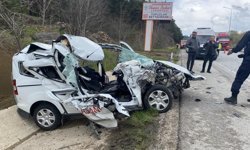 Sıklık mevkiinde tıra çarpan araç hurda yığınına döndü