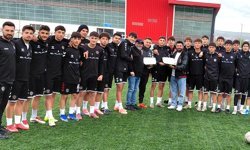 U 17 Gelişim’e tatlı ziyaret