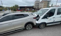 3 araç çarpıştı: 2 yaralı