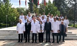 Eczacılardan Anıt’a çelenk