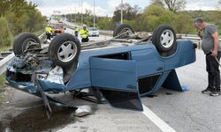 Bariyerlere çarpan otomobil devrildi
