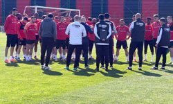Takım sahada taraftar tribünde görevini yapacak