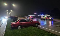 Refüje çarpan otomobilin sürücüsü yaralandı
