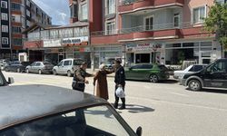 Yaşlı kadının market alışverişine yardım ettiler