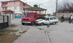 Kamyonetle çarpışan otomobil sürücüsü vefat etti