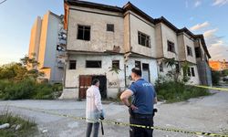 Metruk binada ölü bulundu
