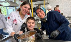 Anneanneler ve babaanneler torunlarıyla kek yaptı