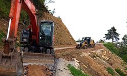 Bu yolu kullanacaklar dikkat! Aşırı yağış nedeniyle toprak kaydı