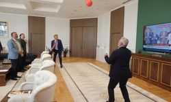 Büyükelçi ile futbol oynadı!