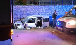 İstinat duvarından yan yola düştü: 2 yaralı