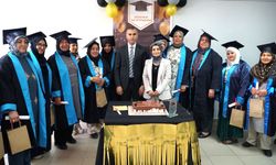 Okuma ve yazmayı öğrenen kadınlar cübbe giyip kep attı