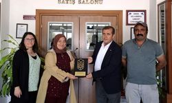 Sezonun ilk ürününü kadın çiftçi sattı