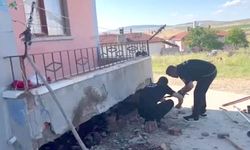 Evin duvarına giren yılanı itfaiye ekibi yakaladı
