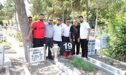 Şampiyonluk kupasını Kemal Bolat'ın mezarına götürdüler!