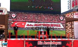 Şampiyonluk kupası meydanda sergileniyor