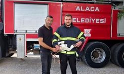 Yuvasında mahsur kalan leyleği itfaiye kurtardı