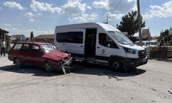 Otomobil ile minibüsün yol ayrımında çarpıştı
