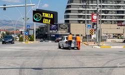 Yolun ortasında kalan aracın imdadına belediye ekipleri yetişti