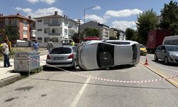 Park halindeki araca çarpan otomobil devrildi