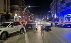 U dönüşü yapmak isteyen otomobile çarptı, yaralandı