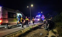 Su tahliye kanalına devrilen otomobildeki 2 kişi yaralandı