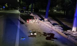 Çorum'da motosikletiyle kaldırıma çarpan kurye ağır yaralandı