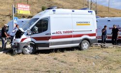 Hasta taşıyan ambulans kaza yaptı