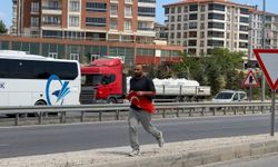 Yola düşen Türk bayrağını yerde bırakmadı