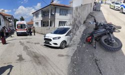 Motosikletten yola savrulan sürücü yaralandı