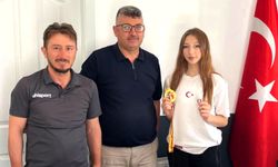 Muhtar şampiyon sporcuyu altınla ödüllendirdi