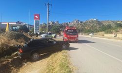 Yol kenarındaki toprak yığınına çarptı