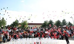 Uçurtma ve balonlar Filistinli çocuklar için uçuruldu