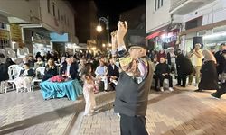 71 yaşında, renkli simasıyla düğünleri şenlendiriyor
