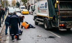 Çöp kamyonundan düşen işçiler yaralandı