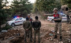 Ceviz bahçesinde define ararken yakalandılar