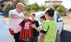 Belediye başkanı çocuklara Çorum FK forması hediye etti