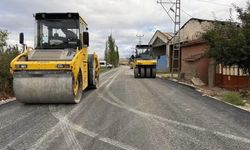 Çorum'da bu köyün yoluna 2 km'lik sıcak asfalt seriliyor