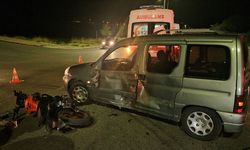 Hafif ticari araç ile motosiklet çarpıştı, 3 kişi yaralandı