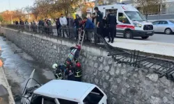 Otomobil dereye uçtu, sürücü yaralandı