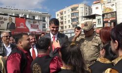 Albay'ı görünce asker selamı verdiler