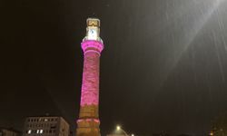 Saat Kulesi pembe renge büründü