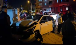 2 otomobil çarpıştı: 4 yaralı