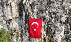Dağcılar kayalıkta dev Türk bayrağını dalgalandırdı