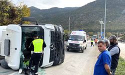 Freni boşalan beton mikseri otomobile çarpıp devrildi
