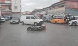 Minibüsle çarpışan motosiklet sürücüsü yaralandı