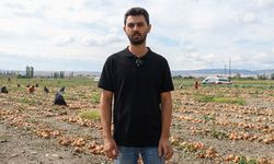 Genç çiftçi 25 dekar alanda soğan hasadı yaptı