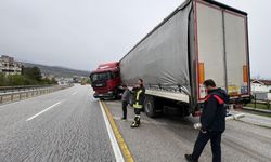 Bariyerlere çarpan tır makasladı