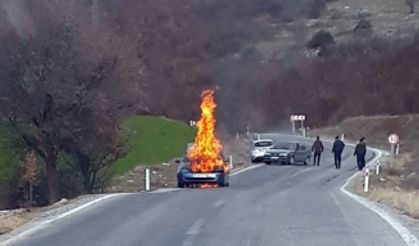 Seyir halindeki otomobil alev alev yandı
