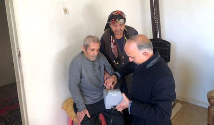 Mecitözü'nde hasta ve engelliler kimlik kartlarını evlerinde alıyor