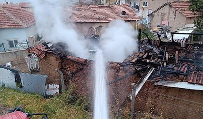 Çorum'da yanan ev kullanılamaz hale geldi
